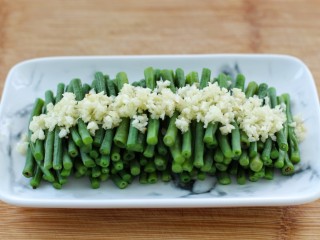 12、麻酱蒜蓉拌豇豆,蒜蓉放到豇豆上面