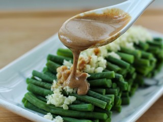 13、麻酱蒜蓉拌豇豆,再把调好的酱汁淋到蒜蓉上，食用时拌匀即可