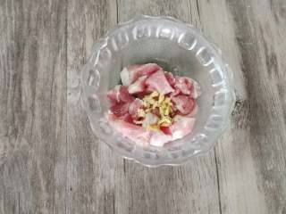 3、韭菜猪肉饺子,猪肉切小块，姜切末，用料酒拌均匀