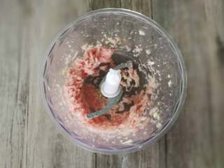 4、韭菜猪肉饺子,猪肉和姜末一起放入搅肉机里搅成肉馅