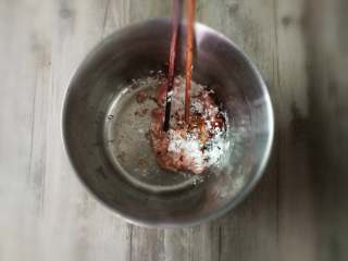 5、韭菜猪肉饺子,肉馅取出放入盆里，加盐，生抽，胡椒粉，生粉搅拌均匀