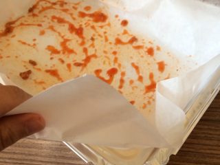 24、意大利肉酱千层面,在容器中放入少许熬制好的番茄酱