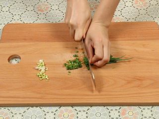 7、西红柿炒蛋,葱白葱叶切碎，分开放。