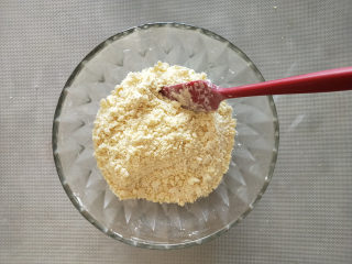 6、酸奶南瓜派,切拌成无干粉的颗粒状。