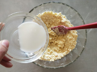 7、酸奶南瓜派,缓缓倒入牛奶,边倒边切拌。