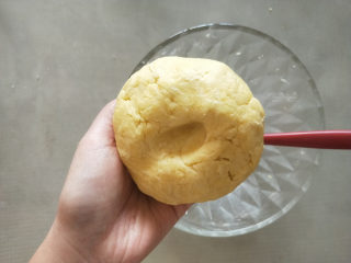 9、酸奶南瓜派,和好的面团应该软硬适中,能用手按个坑又不会粘手。装入保鲜袋放到冰箱冷藏1小时以上。一定要松弛够时间,这样派皮才会酥脆。