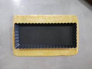 20、酸奶南瓜派, 擀的大小可以用派盘来比一下。