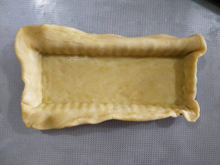 21、酸奶南瓜派,将擀好的派皮铺到派盘上,将派皮整理按压均匀,不要有空气留在里边。