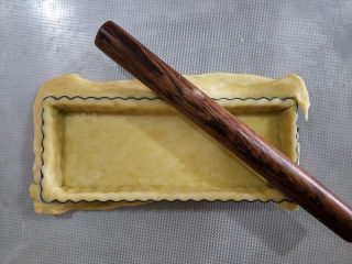 22、酸奶南瓜派,整理好后,用擀面杖在派盘上擀一下,多余的派皮就会掉下来。