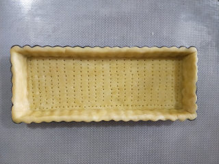 24、酸奶南瓜派,为了防止派皮在烘烤时鼓起,用叉子在派皮底上扎满小洞。