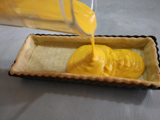 27、酸奶南瓜派,派皮烤好后,倒入搅打均匀的南瓜馅。