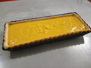 28、酸奶南瓜派,倒满后,来回晃几下,南瓜馅就会分布均匀了。