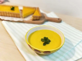 30、酸奶南瓜派,多余的南瓜馅用小锅煮开,浓浓的南瓜汤也是很好喝的。