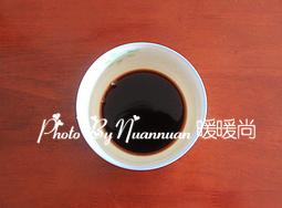 4、自制椒盐芝麻烧饼,生抽和白糖混合搅拌至白糖融化备用。