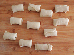 7、自制椒盐芝麻烧饼,将卷好的面团均分为若干等分。