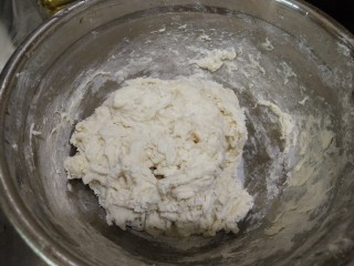 1、猪肉白菜生煎水饺(猪肉好贵),面粉边搅拌边加水，到图中这种没有干面粉的状态，这个状态面比较软，如果不喜欢软皮就烧点水