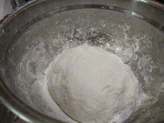 2、猪肉白菜生煎水饺(猪肉好贵),揉成团，这时候面团会有点粗糙，盖上醒面10分钟