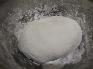 3、猪肉白菜生煎水饺(猪肉好贵),十分钟后再揉一下排气，就光滑了