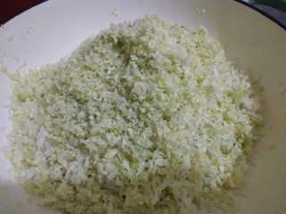 4、猪肉白菜生煎水饺(猪肉好贵),白菜剁碎或者绞馅器打碎，剁碎的更好吃，加盐搅拌腌制一下