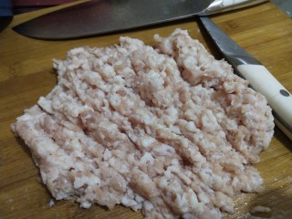 5、猪肉白菜生煎水饺(猪肉好贵),五花肉是上次吃烧烤的揉，有点肥，建议可以准备更瘦一点的