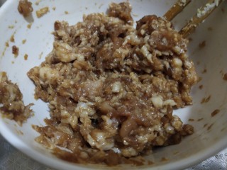 6、猪肉白菜生煎水饺(猪肉好贵),肉馅里面加盐，白胡椒粉，十三香，五香粉，生抽，老抽，蚝油，香油搅拌均匀