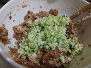 7、猪肉白菜生煎水饺(猪肉好贵),放入葱姜蒜末顺一个方向搅拌