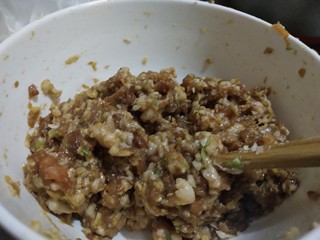 8、猪肉白菜生煎水饺(猪肉好贵),搅拌至上劲就可以了