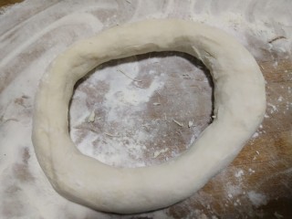 11、猪肉白菜生煎水饺(猪肉好贵),取一小块面团揉好后从中间掏个洞，转动着拉成圆环