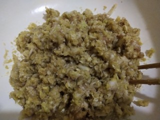 10、猪肉白菜生煎水饺(猪肉好贵),跟肉馅混合均匀