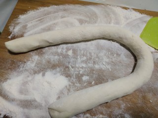 12、猪肉白菜生煎水饺(猪肉好贵),从一处切开，搓均匀一点