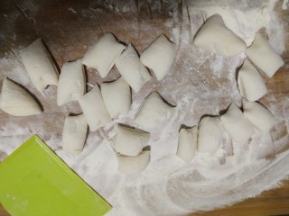 13、猪肉白菜生煎水饺(猪肉好贵),切成小剂子