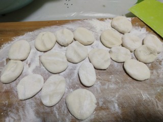 14、猪肉白菜生煎水饺(猪肉好贵),按成小饼