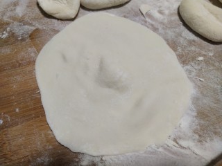 15、猪肉白菜生煎水饺(猪肉好贵),擀成中间后边上薄的饺子皮