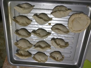 18、猪肉白菜生煎水饺(猪肉好贵),丑的感人hhh，一共包了80个左右，当初五花肉花了不到30，白菜和面粉很便宜，所以一共加起来也没有35块钱，好划算呀