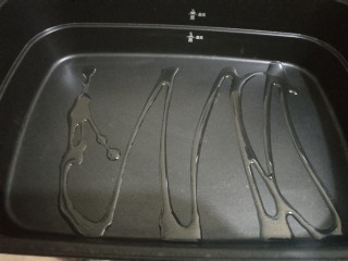 19、猪肉白菜生煎水饺(猪肉好贵),大部分被我放在冰箱里冻起来了，冰箱冻不下，煮又太费时间，所以决定做成生煎，平底锅里撒一些油