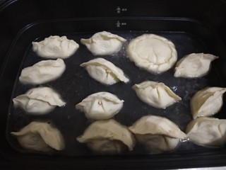 21、猪肉白菜生煎水饺(猪肉好贵),倒入清水，水面到饺子一半高度就可以，焖到水烧干就算完成了