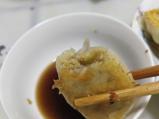 23、猪肉白菜生煎水饺(猪肉好贵),还有半棵白菜，周末试试手剁，料理机做的白菜实在太碎了