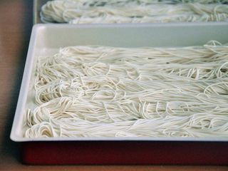 4、龙须凉面,制作好的龙须面条。