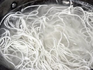 5、龙须凉面,面条比较细,不易久煮,水开后倒进锅中,煮至偏硬的程度,捞起过凉水冲掉淀粉。