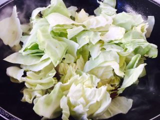 11、#懒人料理# 西红柿炒鸡蛋圆白菜,放入圆白菜，迅速翻炒圆白菜。