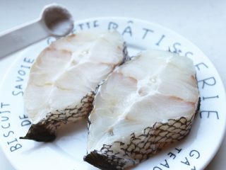 3、烤鳕鱼,表面撒盐，略微按摩一下。