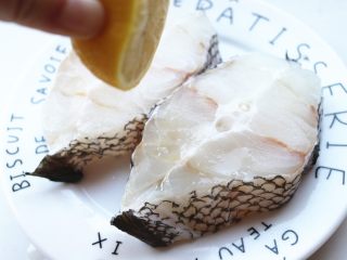 4、烤鳕鱼,柠檬切半，鱼肉表面淋上柠檬汁，静置腌制20分钟。
