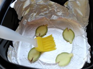 6、烤鳕鱼,锡纸上刷油，铺上几片姜片。