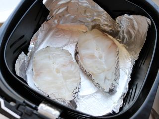 8、烤鳕鱼,铺在姜片上。