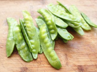 11、烤鳕鱼,烤鱼的时候准备配菜，荷兰豆洗净，去蒂去筋。