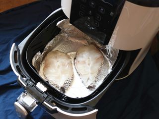 9、烤鳕鱼,合上炸锅。