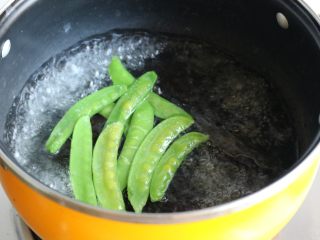 12、烤鳕鱼,汤锅加水烧开，加少许盐和色拉油，放入荷兰豆，煮半分钟。
