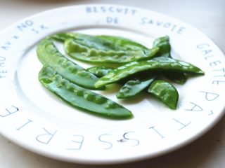 13、烤鳕鱼,捞出来晾凉待用。