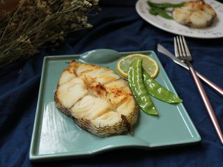 15、烤鳕鱼,装盘，搭配爽口的荷兰豆，味道更好。