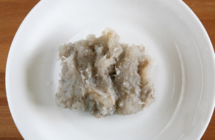 2、虾滑丝瓜鲜汤,把处理好的虾剁成虾蓉